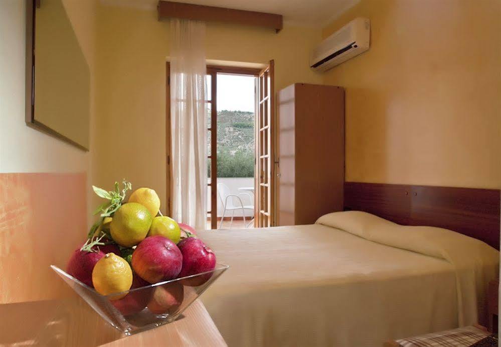 Hotel Apeneste Матината Екстериор снимка